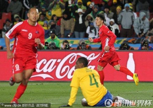 图文:巴西2-1朝鲜 朝鲜队员进球_2010南非世界杯