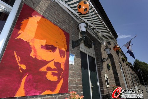 图文:荷兰期待冠军 街头喷绘主帅壁画_世界杯