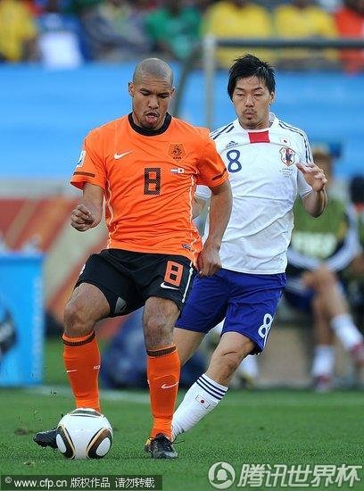图文:荷兰VS日本 德容娴熟控球_2010南非世界杯