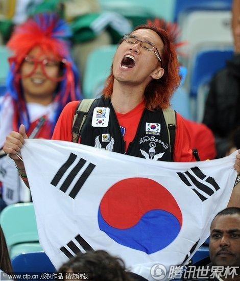 图文:尼日利亚vs韩国 韩国男球迷呐喊_世界杯图