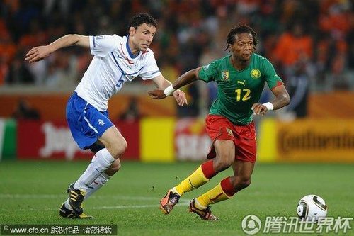图文:喀麦隆1-2荷兰 博拉鲁兹积极拼抢_世界杯