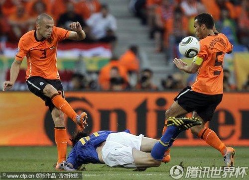 图文:荷兰VS巴西 海廷加大脚解围_2010南非世界杯