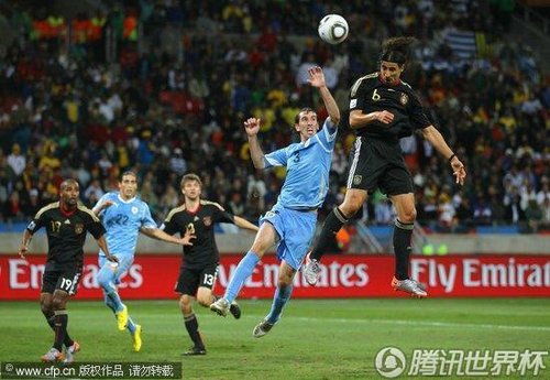 图文:德国3-2乌拉圭 赫迪拉头球射门_2010南非