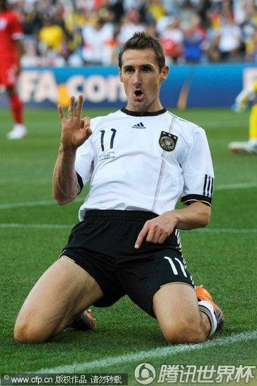 图文:德国VS英格兰 克洛泽跪地庆祝_2010南非世界杯