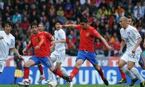 图文:热身赛西班牙1-0韩国 比利亚射门瞬间_世