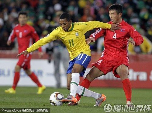 图文:巴西vs朝鲜 罗比尼奥过人轻松_2010南非