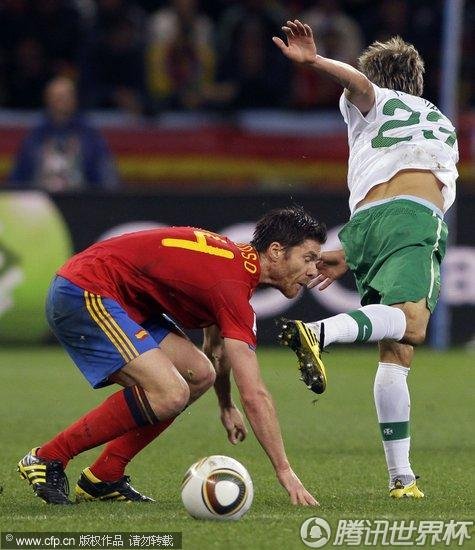 图文:西班牙VS葡萄牙 科恩特劳脚后跟踢人_世