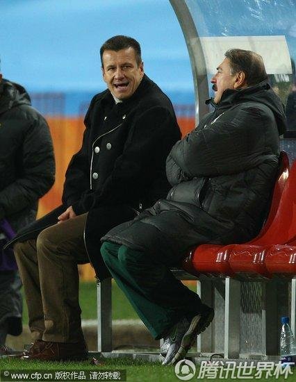 图文:巴西VS朝鲜 巴西教练席谈笑风生_世界杯