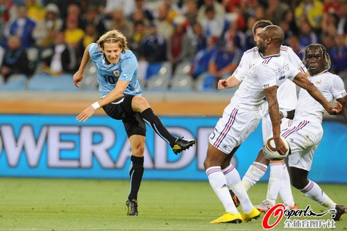 图文:A组法国VS乌拉圭 弗兰起脚劲射_2010南