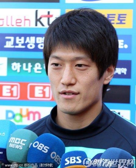 图文:韩国轻松备战 朴周永被队友弹脑门(35)_世