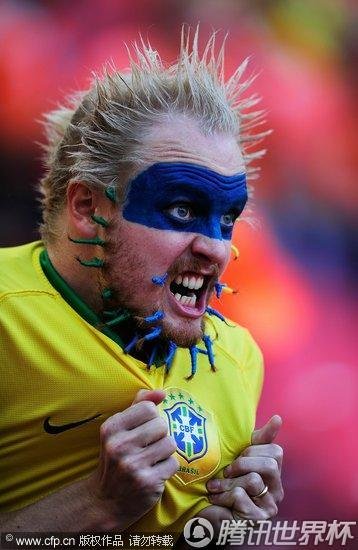 图文:荷兰VS巴西 巴西球迷怒吼_2010南非世界杯