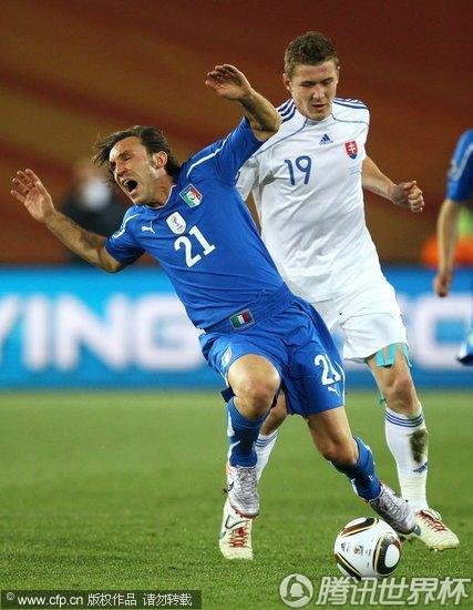 图文:斯洛伐克3-2意大利 皮尔洛遭犯规_世界杯