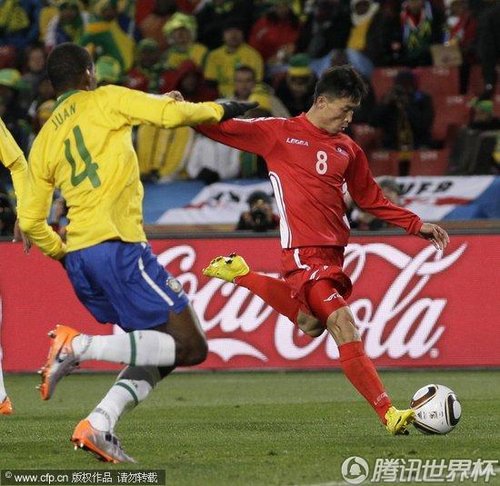图文:巴西2-1朝鲜 尹志南起脚瞬间