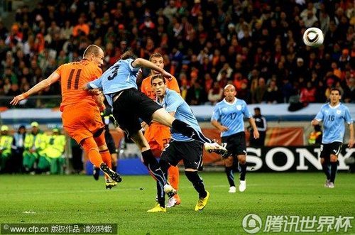 图文:乌拉圭2-3荷兰 罗本头球攻门_世界杯图片