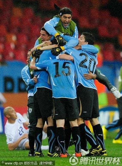 图文:乌拉圭2-1韩国 乌拉圭队员庆祝_世界杯图