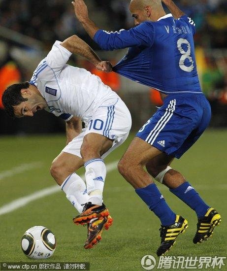 图文:阿根廷VS希腊 贝隆防守卡拉古尼斯_201