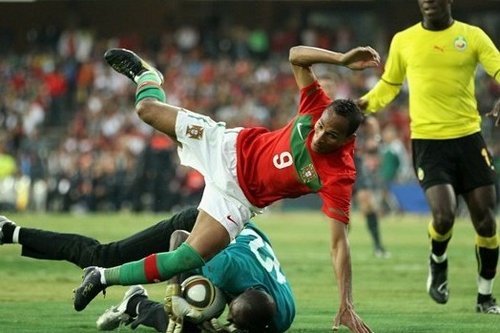 图文：热身赛葡萄牙3-0莫桑比克 利德松摔倒