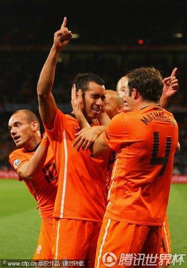 图文:乌拉圭VS荷兰 队友祝贺范队_2010南非世界杯