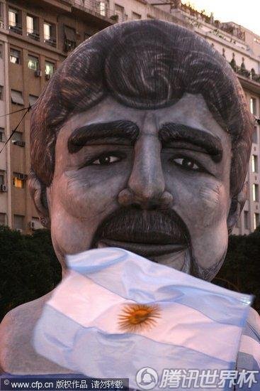 图文:阿根廷本土球迷拉马帅雕塑大游行(21)