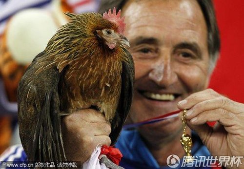 图文:A组法国VS乌拉圭 高卢雄鸡现身赛场