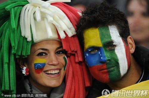 图文:意大利VS巴拉圭 球迷装扮独特_世界杯图