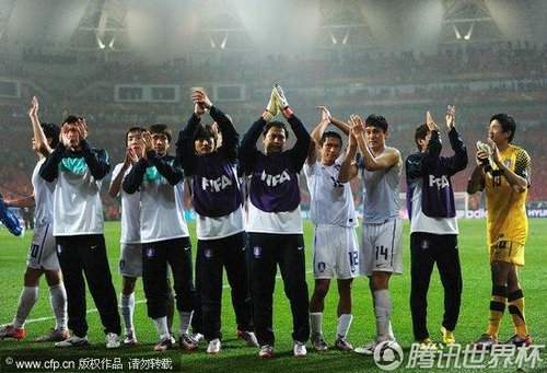 图文:乌拉圭2-1韩国 韩国队员感谢球迷