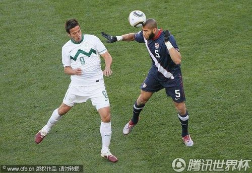 图文:斯洛文尼亚VS美国 奥涅乌头球解围_世界