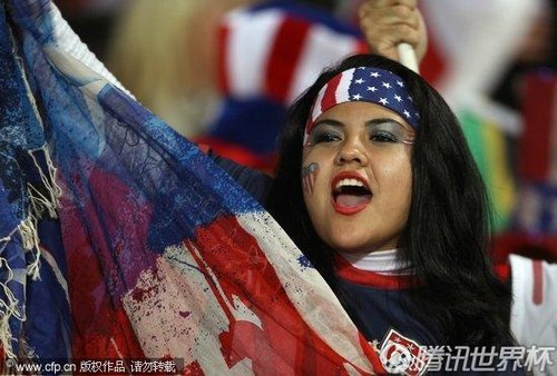 图文:英格兰VS美国 美国球迷美女如云_世界杯