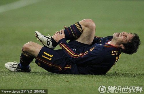 图文:荷兰VS西班牙 卡普德维拉假摔倒地_世界