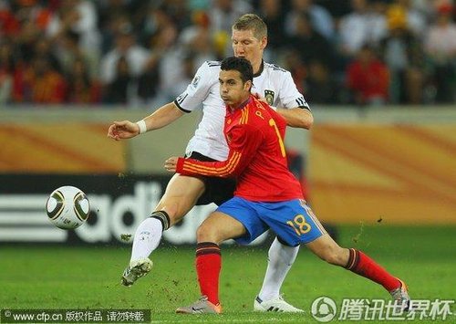 图文:德国0-1西班牙 施魏因斯泰格断球_世界杯