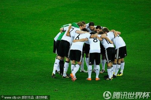 图文:德国VS澳大利亚 德国球员鼓舞士气_世界