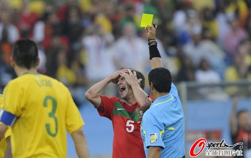 图文:葡萄牙VS巴西 杜达吃到黄牌