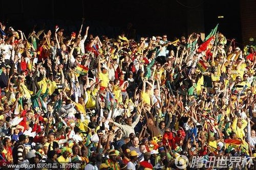 图文:塞尔维亚0-1加纳 球迷呐喊助威_世界杯图片_大成网_腾讯网