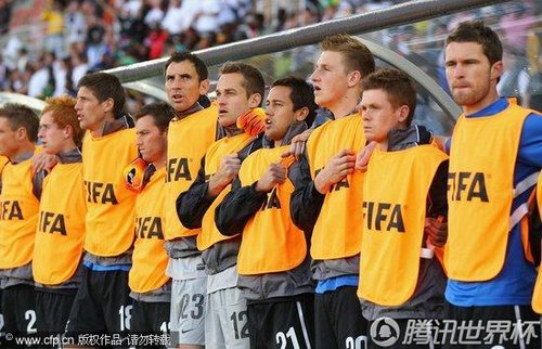 图文:巴拉圭VS新西兰 新西兰替补队员唱国歌