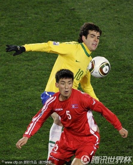 图文:巴西VS朝鲜 李光川力扛卡卡_世界杯图片