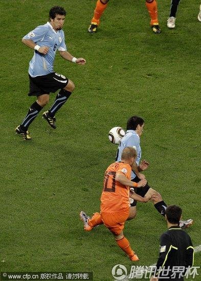 图文:乌拉圭2-3荷兰 斯内德起脚远射_2010南非