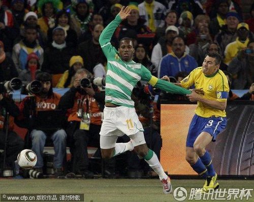 图文:巴西VS科特迪瓦 卢西奥拉拽德罗巴_世界