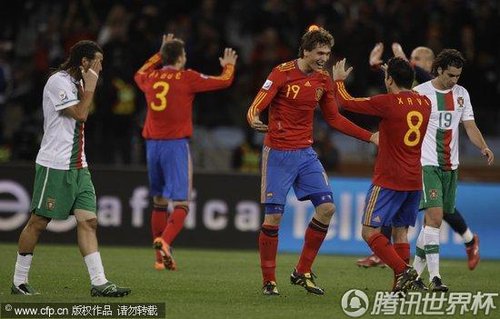图文:西班牙1-0葡萄牙 西班牙球员庆祝胜利