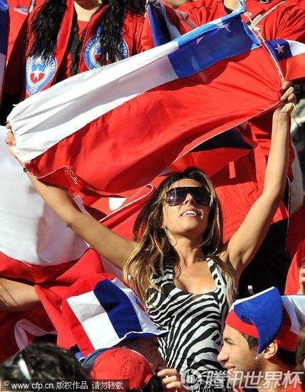 图文:智利vs瑞士 美女高举国旗_2010南非世界杯_腾讯网