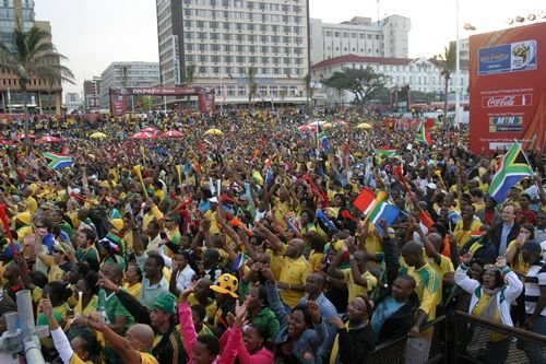 德班直击球迷公园:3万喇叭齐响庆祝南非平局_