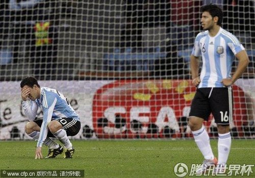 阿根廷输球球迷百态 众人哭泣老马成发泄对象