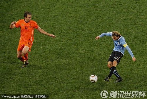 图文:乌拉圭VS荷兰 弗兰超级远射_世界杯图片