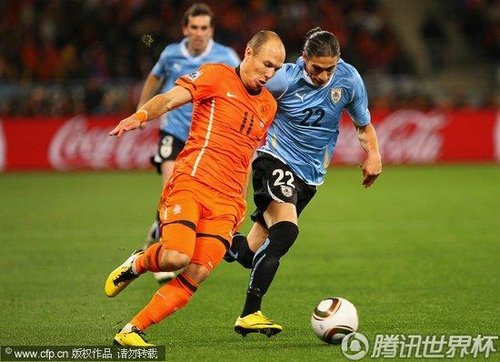 图文:乌拉圭VS荷兰 罗本高速过人_世界杯图片