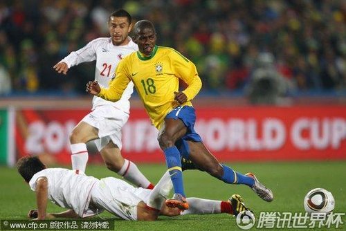 图文:巴西3-0智利 拉米雷斯前场短传_2010南非