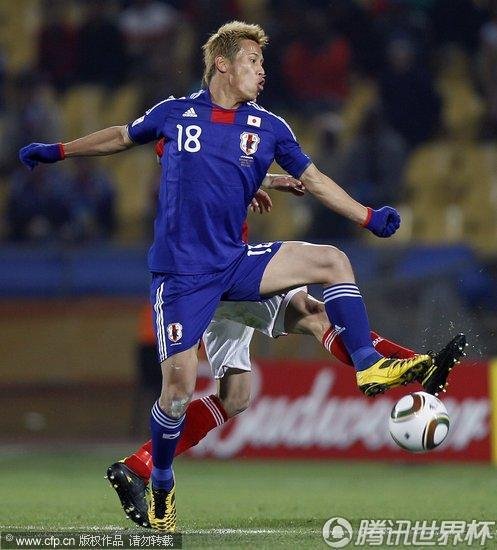 图文:丹麦VS日本 本田圭佑争抢_2010南非世界杯