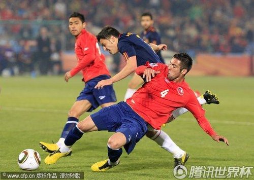 图文:智利1-2西班牙 伊斯拉铲断_世界杯图片