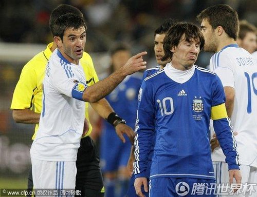 图文:阿根廷vs希腊 梅西不屑卡拉古尼斯_b组新