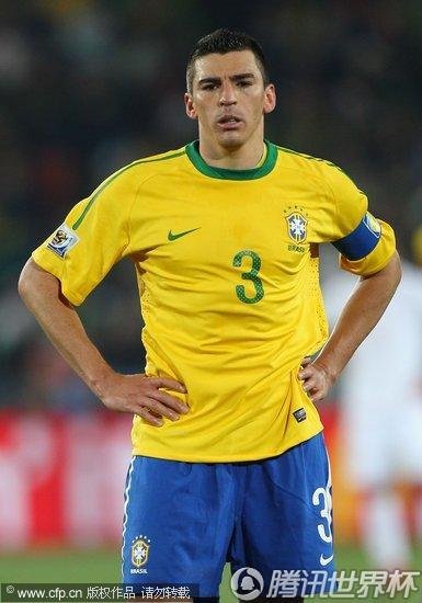 图文:巴西3-0智利 巴西队长卢西奥_2010南非世界杯