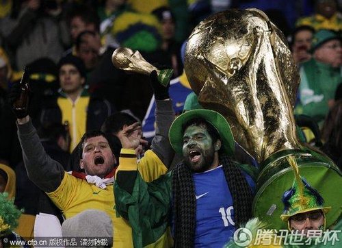 图文:巴西Vs朝鲜 巴西球迷手捧大力神杯_世界