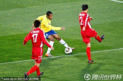 图文:巴西VS朝鲜 罗比尼奥假动作过人_世界杯